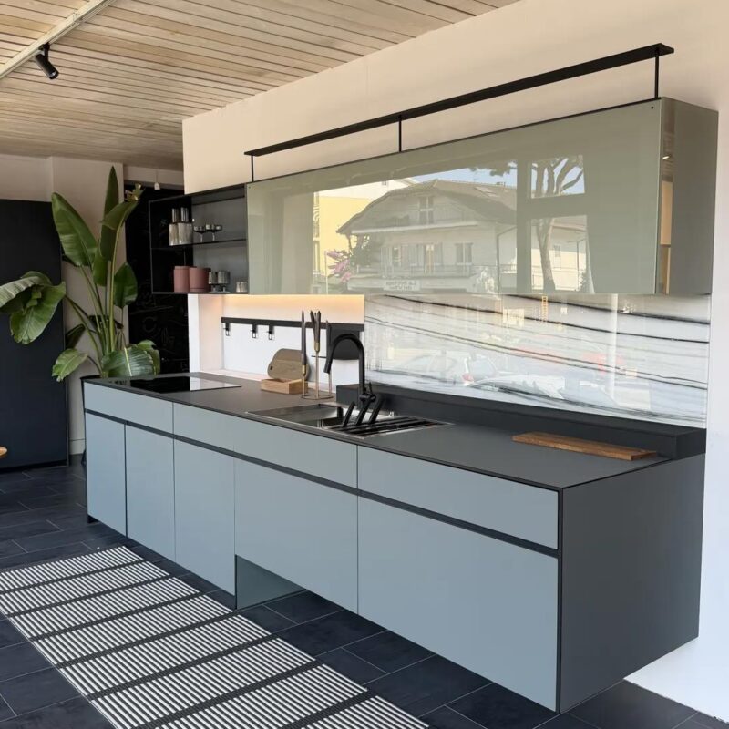 VALCUCINE PROMO NUOVO SHOWROOM Riciclantica Outline fenix seta verde mimetico